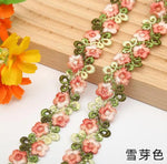 ruban décoratif brodé fleurs imprimées rose rouge vert polyester largeur 2cm opaque