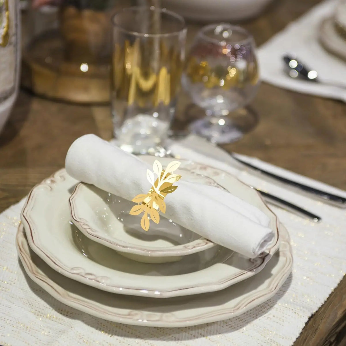 décoration table feuilles dorées élastiques serviettes occasion fête classique doré napkins rings evento deco