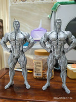 statue fitness réaliste musclé décoration sport muscle détaillé texture granulée blanc gris métallisé bracelet