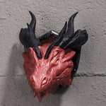 décoration murale tête dragon bouclier rouge or noir médiéval fantastique écailles détaillées rivets métalliques