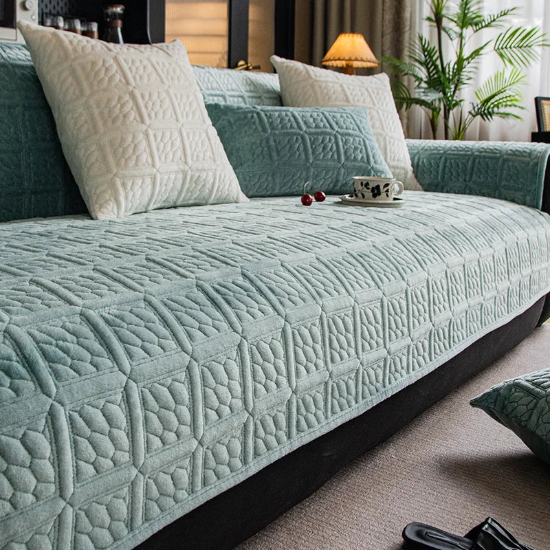 Un canapé confortable et douillet, avec des coussins moelleux de couleur vert pastel et une belle décoration végétale, créant une atmosphère chaleureuse et accueillante dans cette pièce.