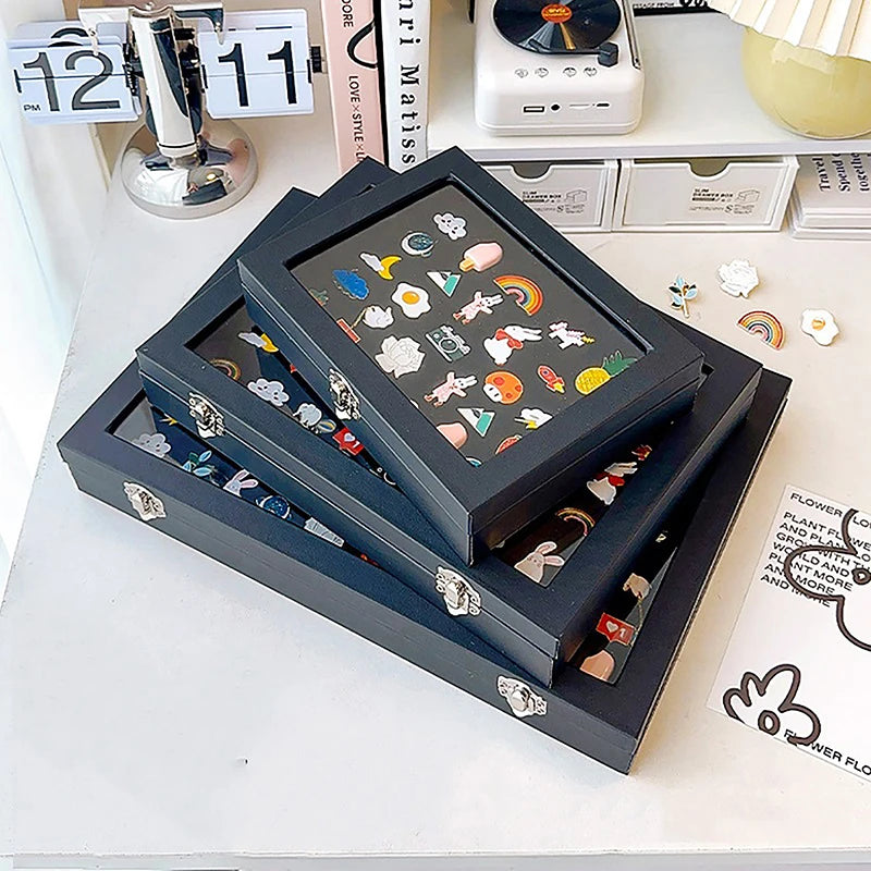 présentoir bijoux velours cuir carré boîte rangement broches médailles collection décoration table transparent fermé