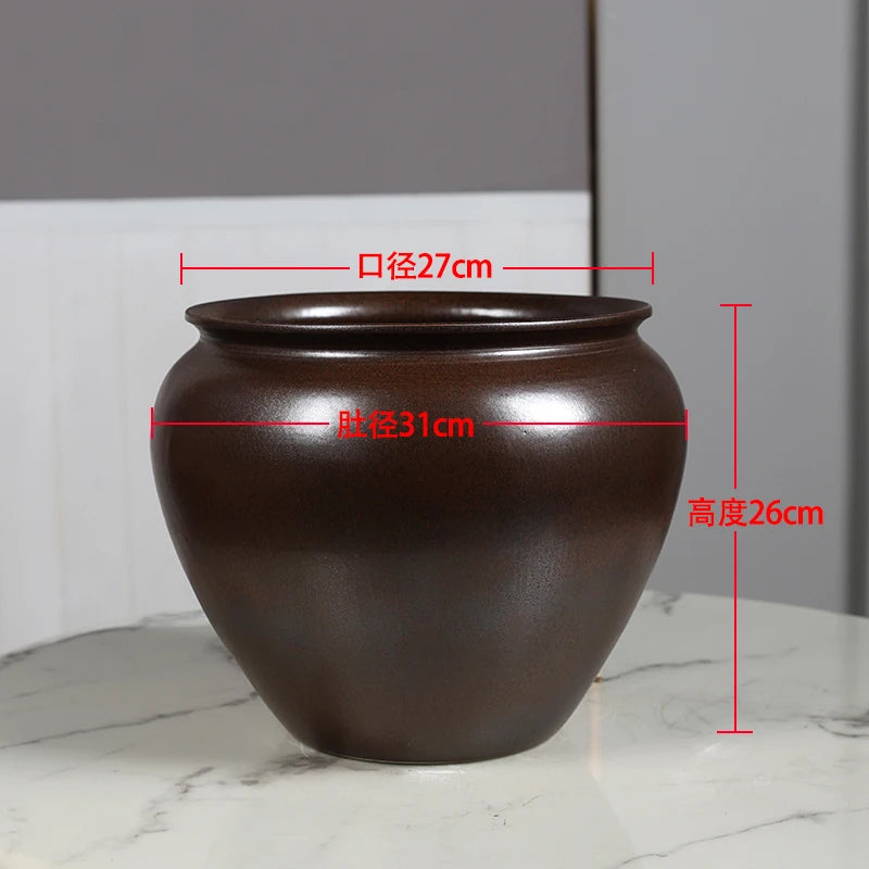 Pot décoratif en céramique de couleur brune, mesurant 27 cm de diamètre et 26 cm de hauteur, avec un design élégant et sobre.