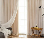Rideaux élégants dans un salon contemporain, couvrant une grande fenêtre pour filtrer la lumière du jour. Ces rideaux créent une ambiance chaleureuse et accueillante, idéale pour tout intérieur moderne. Accessoires décoratifs ajoutés pour une touche de style.
