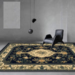 Un tapis persan richement décoré de fleurs dorées, contrastant avec le mobilier minimaliste dans un espace épuré.