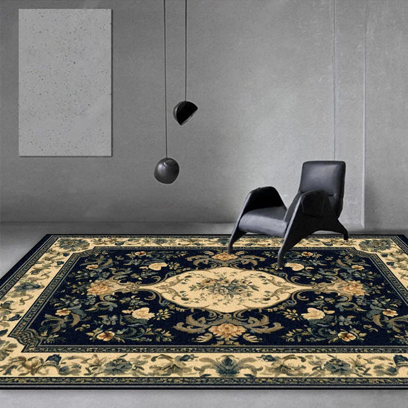 Un tapis persan richement décoré de fleurs dorées, contrastant avec le mobilier minimaliste dans un espace épuré.