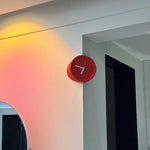 horloge murale rouge moderne aiguille quartz résine fixée sans perforations silencieuseDecorationMurale