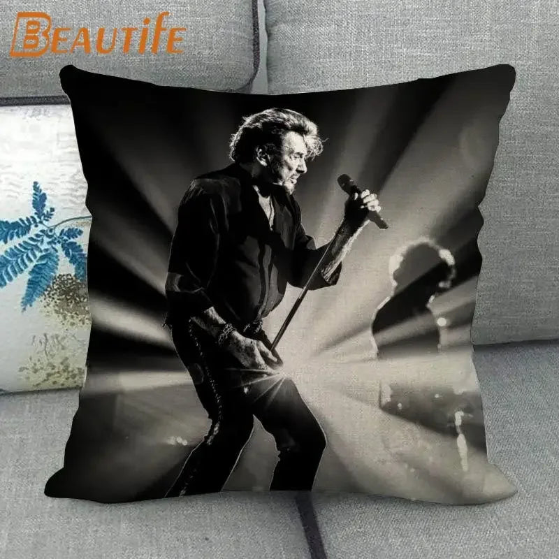 coussin carré moderne homme cheveux blond opacité noir bracelet cuir décoration chambre ornementalité universel