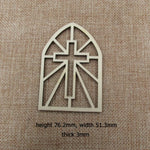 fenêtres décoratives gothiques arches croix motifs géométriques bois beige clair décoration intérieure artisanat miroir
