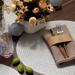 Set de table rond or et argent sur table moderne