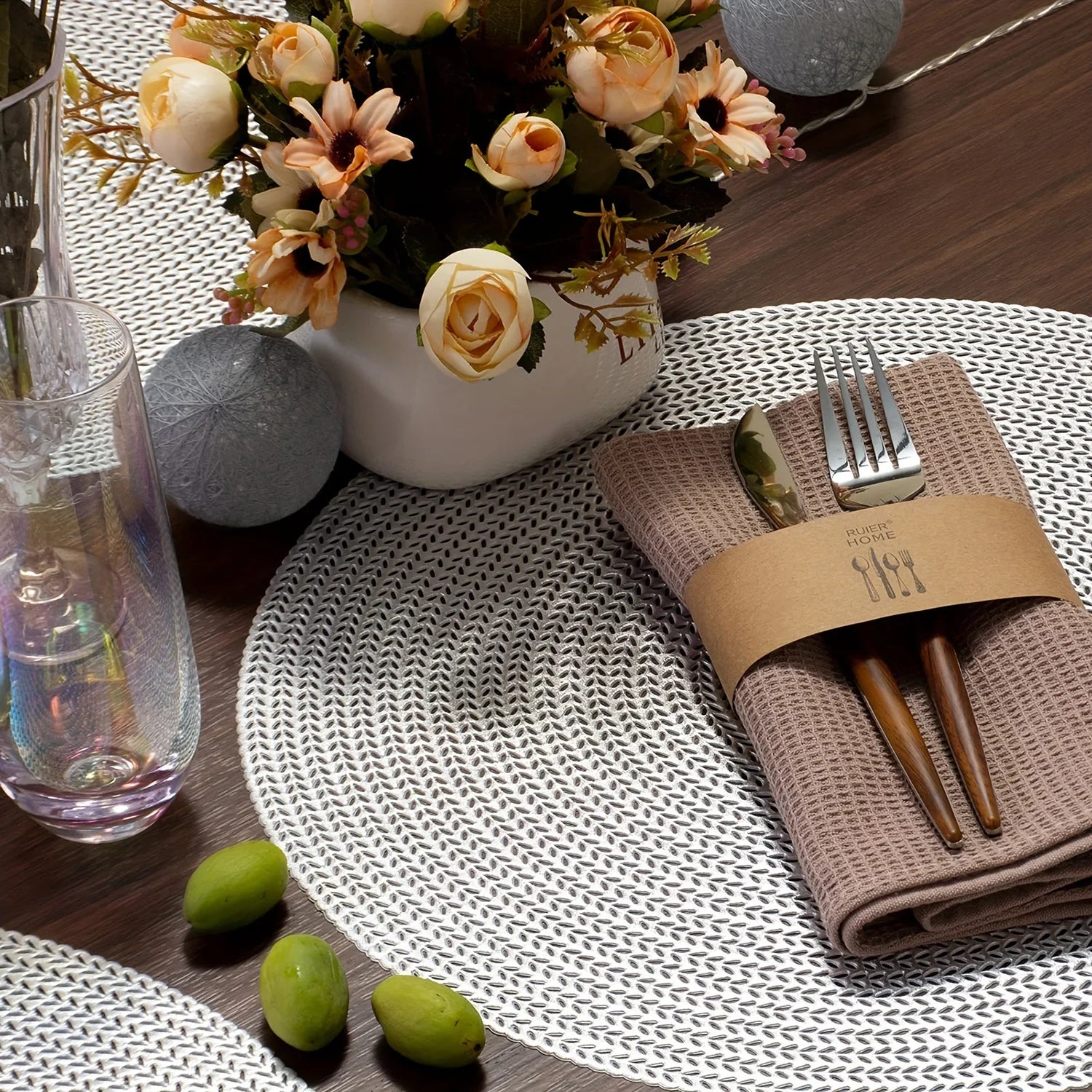 Set de table rond or et argent sur table moderne