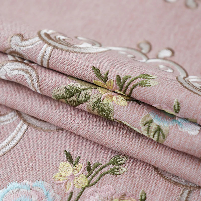 nappe table rectangulaire broderie fleurs rose gris franges élégante décoration maison mariage banquet