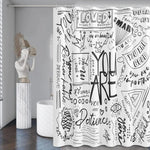 rideau douche blanc noir motifs positifs gribouillé métalliques tringle anneaux suspension salle bain