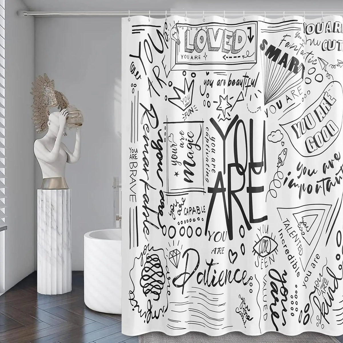 rideau douche blanc noir motifs positifs gribouillé métalliques tringle anneaux suspension salle bain