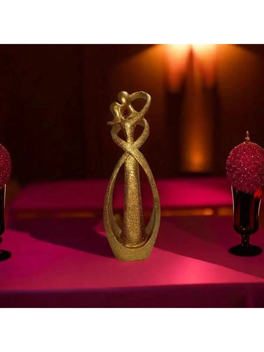 sculpture couple enlacé moderne beige clair doré rouge décoration intérieure vase branches bougies fleurs