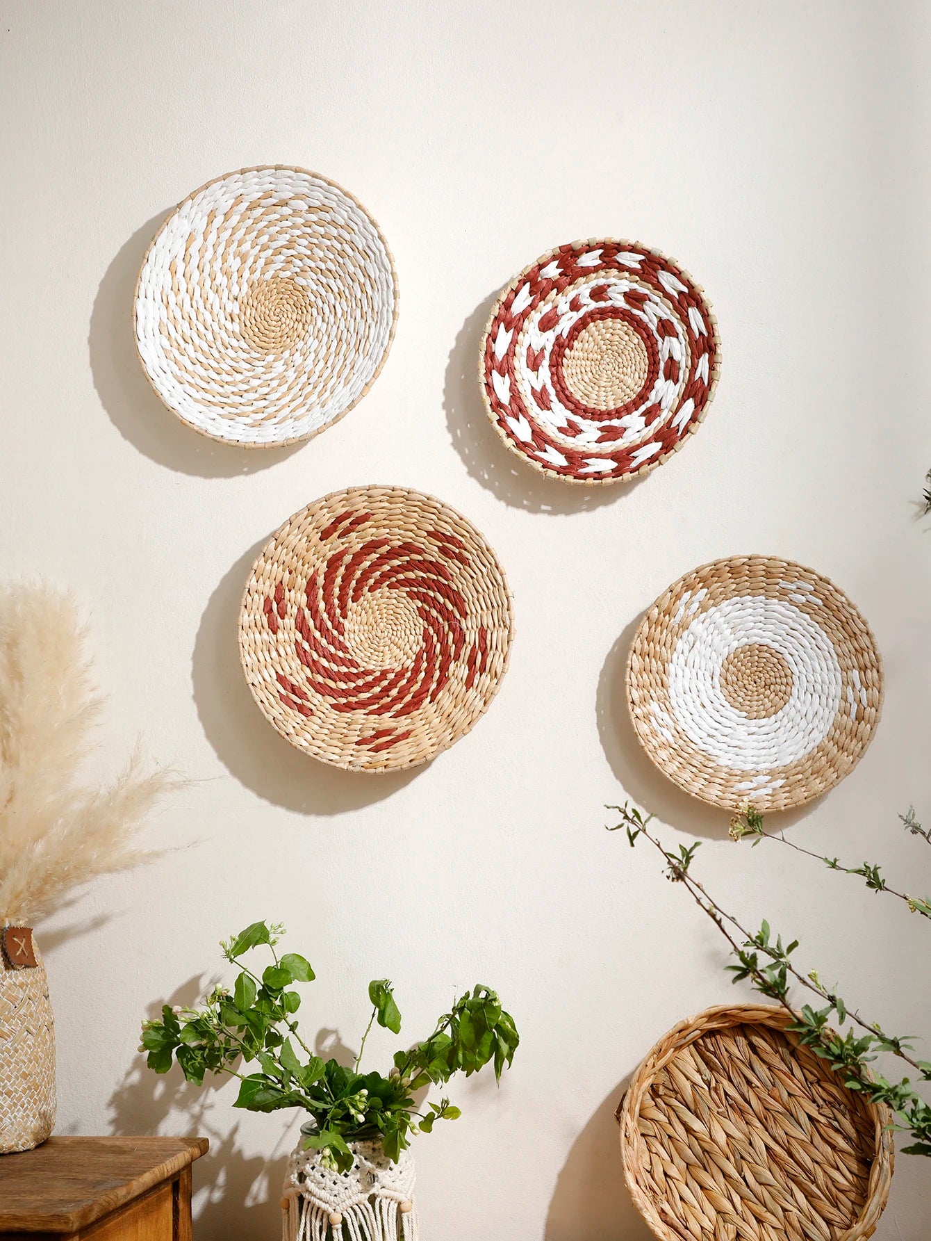 Accrochage de la décoration murale en jonc de mer dans un salon style Boho