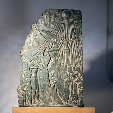 statue égyptienne ancienne reproduction sculpture reliefs figures humaines symboles égyptiens texture granuleuse présentoir bois
