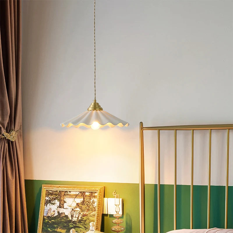 lampe suspendue céramique blanc doré moderne vintage 30cm large diffuseur ondulé opaqué chaîne