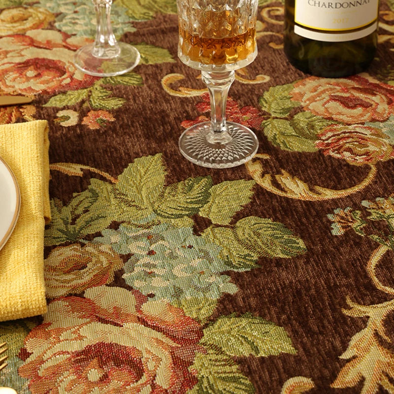 Cette image montre un plateau en bois orné de motifs floraux et d'une bouteille de vin ainsi que de verres à vin sur un fond texturé.