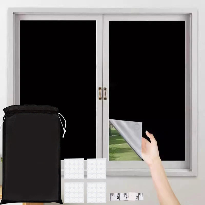 Rideau occultant fenêtre noir installé sur une fenêtre de chambre