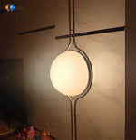 Vue rapprochée du lampadaire design rouge et chrome