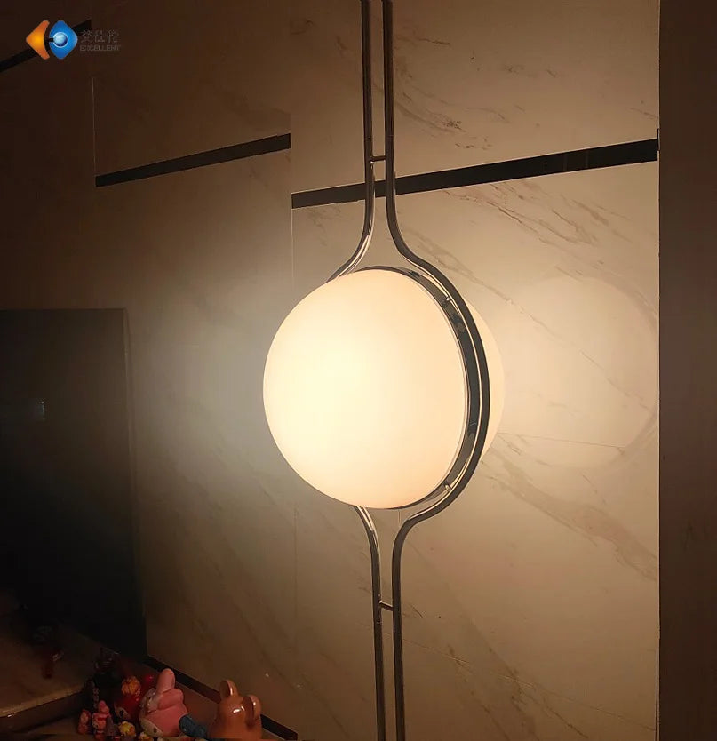 Vue rapprochée du lampadaire design rouge et chrome