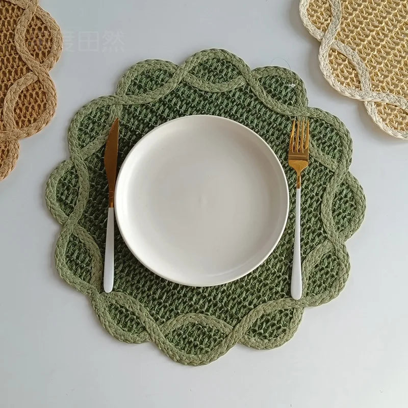 tapis table rustique vert beige marron clair texture tissée bordure ornée décoration intérieure photo