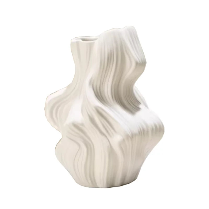 vase porcelaine blanc noir moderne sculptural abstrait plis irréguliers strié fleurs