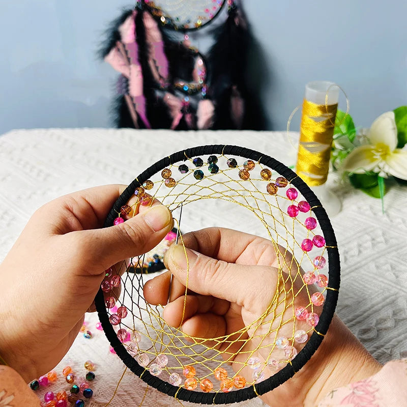 Un rêve attrapé, un cercle orné de perles colorées et de fils dorés, créant une image d'artisanat décoratif et de beauté.