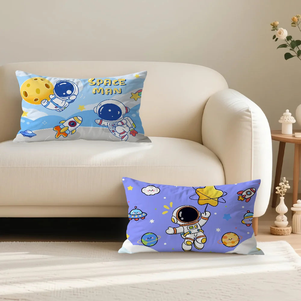 taies d'oreiller décos astronautes bleu clair bleu foncé blanc orange imprimées maison hospitalière cartoon