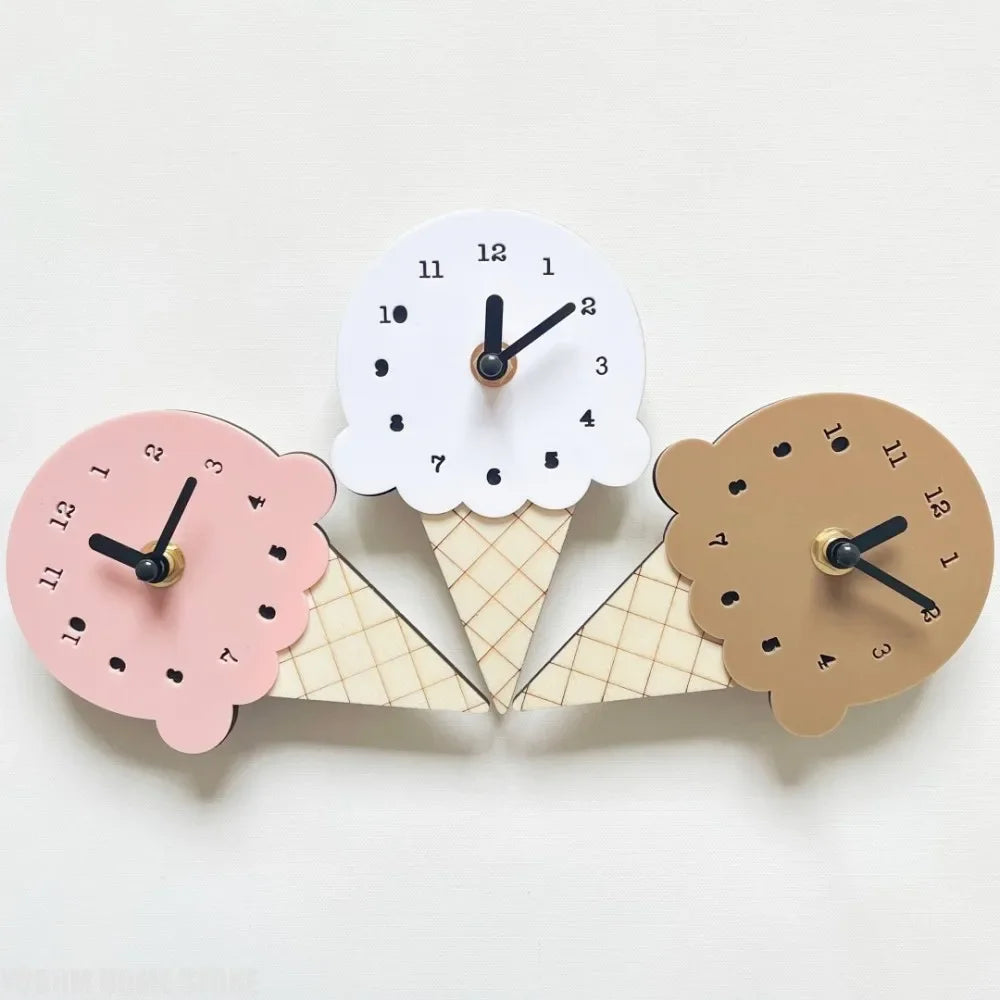 horloge murale forme glace rose blanc marron chiffres noirs deco enfantine originale