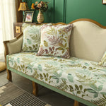 Le canapé vintage de style rustique avec des coussins motif floral tropical crée une ambiance chaleureuse et accueillante dans cette pièce.