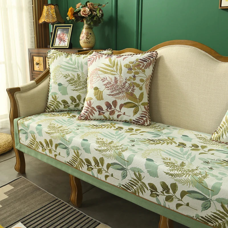 Le canapé vintage de style rustique avec des coussins motif floral tropical crée une ambiance chaleureuse et accueillante dans cette pièce.