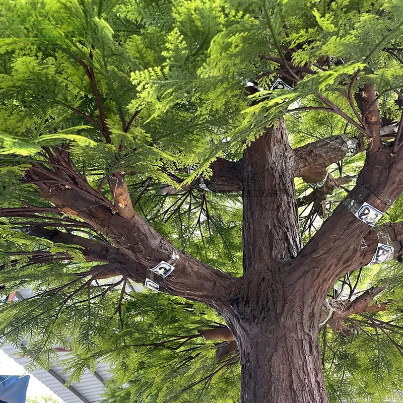 arbre artificiel vert feuilles fines tronc rugueux décoration extérieure réaliste anniversaire maison sol