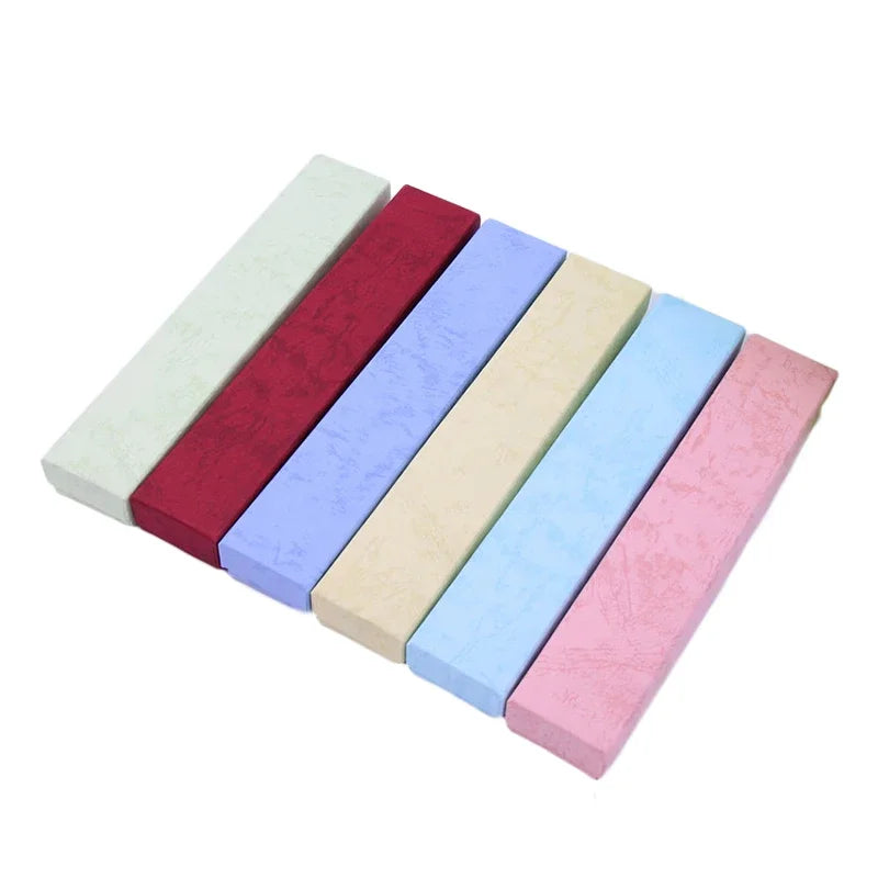 Boîte à bijoux rectangulaire en carton coloré vert menthe avec bijoux à l'intérieur