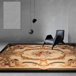 Une chaise noire élégante posée sur un tapis orné de fleurs et de motifs décoratifs, dans un espace épuré et minimaliste.