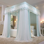 Magnifique chambre à coucher à l'ambiance romantique, avec un lit à baldaquin aux rideaux blancs et bleus élégants.