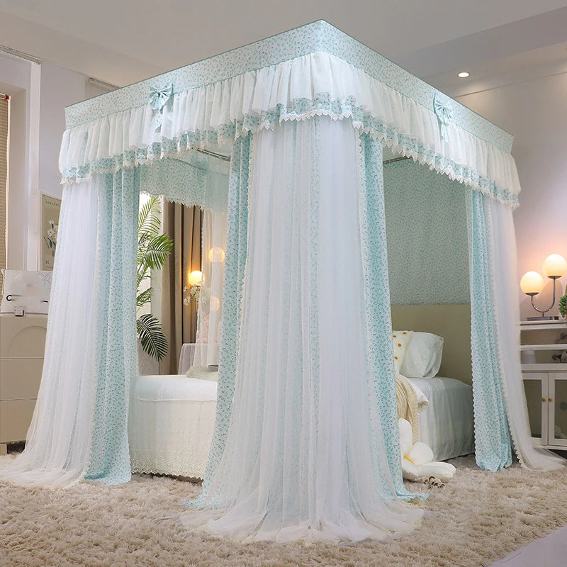 Magnifique chambre à coucher à l'ambiance romantique, avec un lit à baldaquin aux rideaux blancs et bleus élégants.