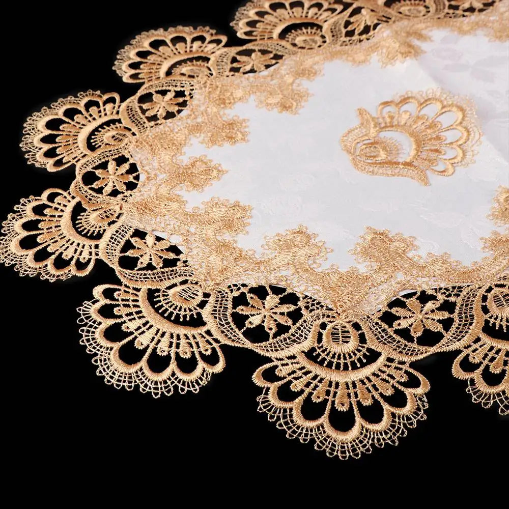 serviette table blanche brodée fleurs or classique élégant réutilisable polyester