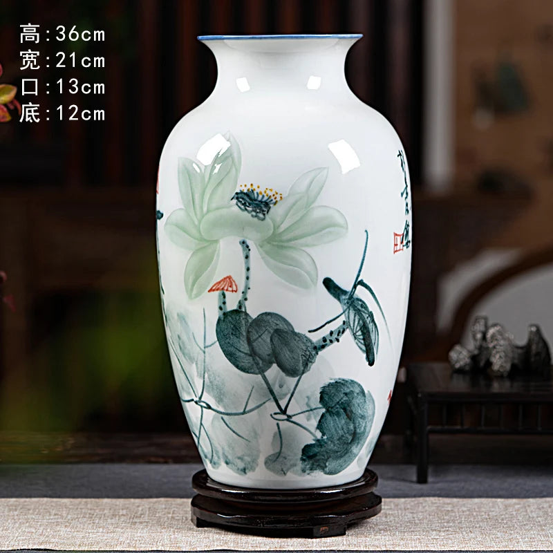 Vase décoratif en porcelaine blanche orné de motifs floraux de lotus et de détails en noir et gris.