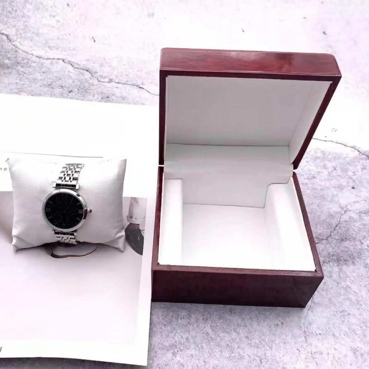 boîte rangement montre bois rouge velours blanc compartiment unique protection élégante sophistiquée sécurité decoration