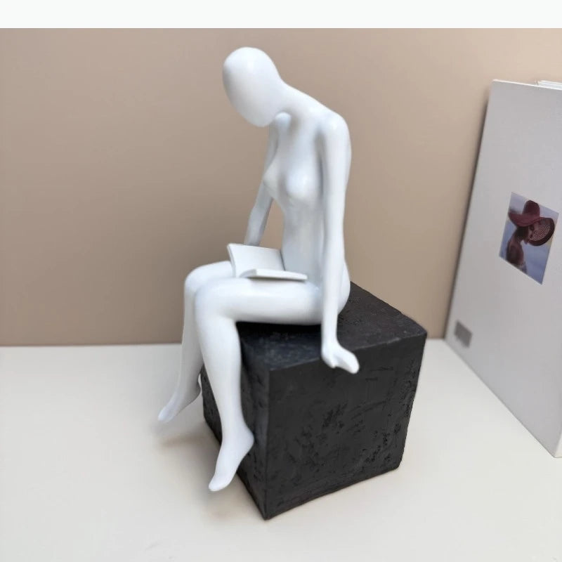 ornement décoration moderne sculpture femme assise cube texture rugueuse blanc noir minimaliste