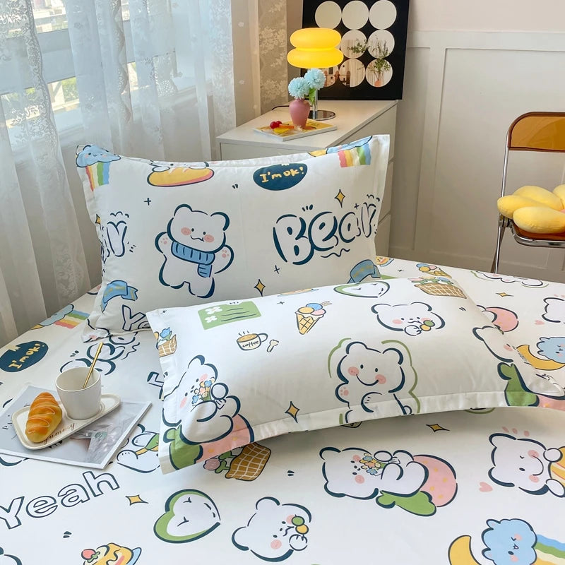 Cette image montre une literie décorée de motifs mignons de nuages et de personnages souriants, créant une ambiance colorée et joyeuse dans une chambre.