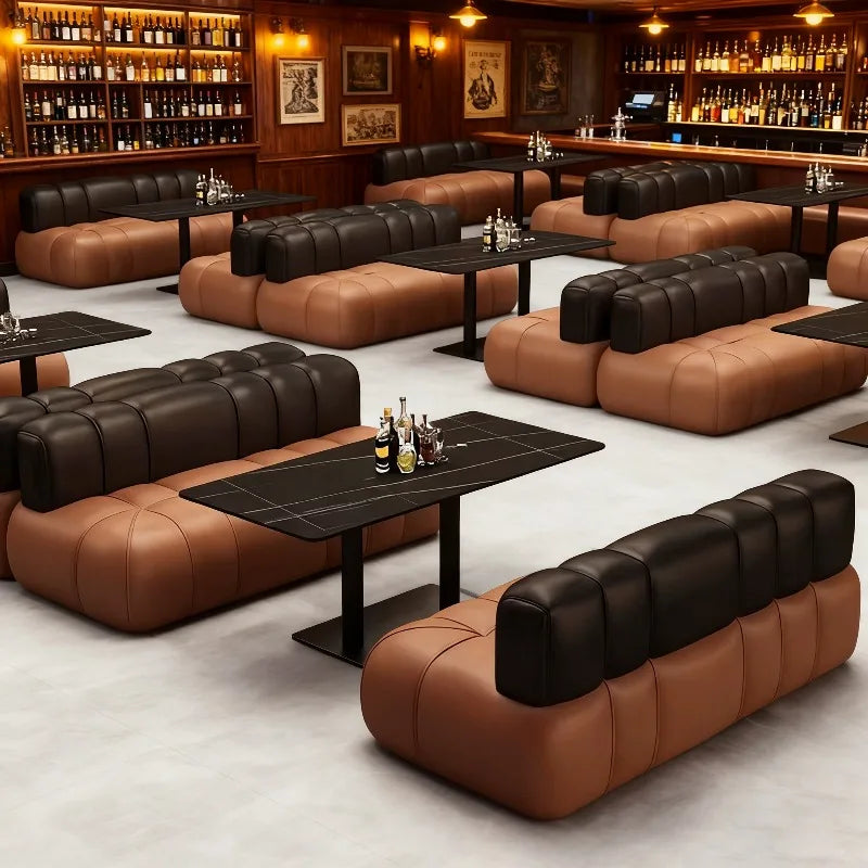 canapé modulable marron clair cuir moderne table noire tabourets noirs meuble salon minimaliste