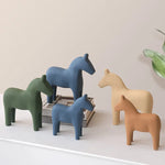 décorations maison figurines chevaux bois couleur marron rouille minimaliste moderne figurines chevaux vert forêt