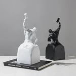 statuette homme musclé marteau résine noire blanche moderne art décoratifintérieur