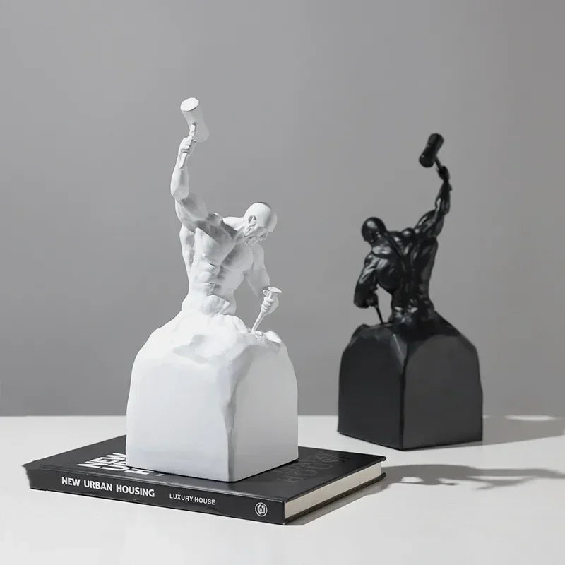 statuette homme musclé marteau résine noire blanche moderne art décoratifintérieur