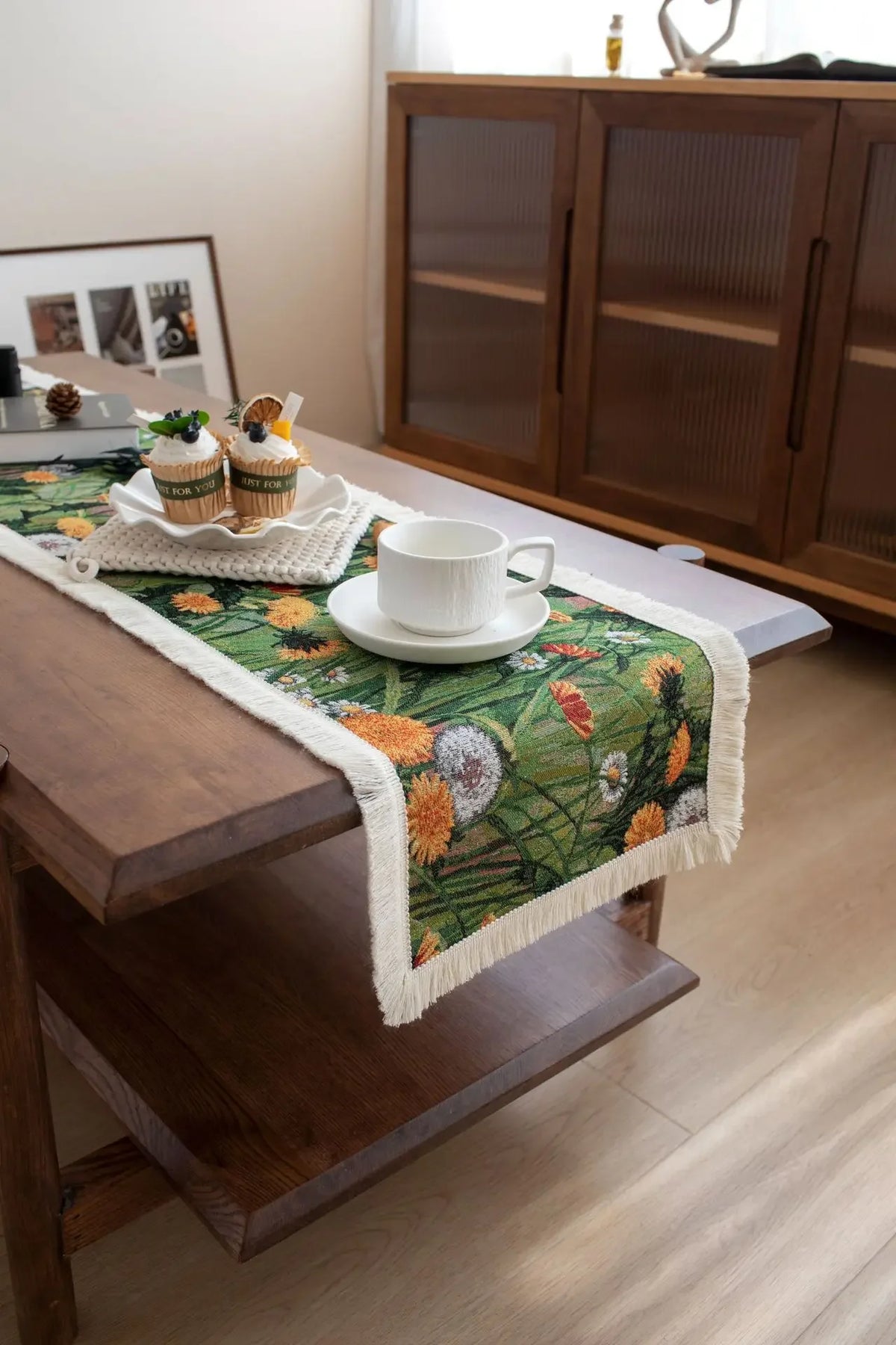 chemin table fleuri vert orange blanc tapisserie bordure frisée coton polyester