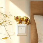 figurine léopard dorée résine points dorés art déco interrupteur mural décoration chambre salon