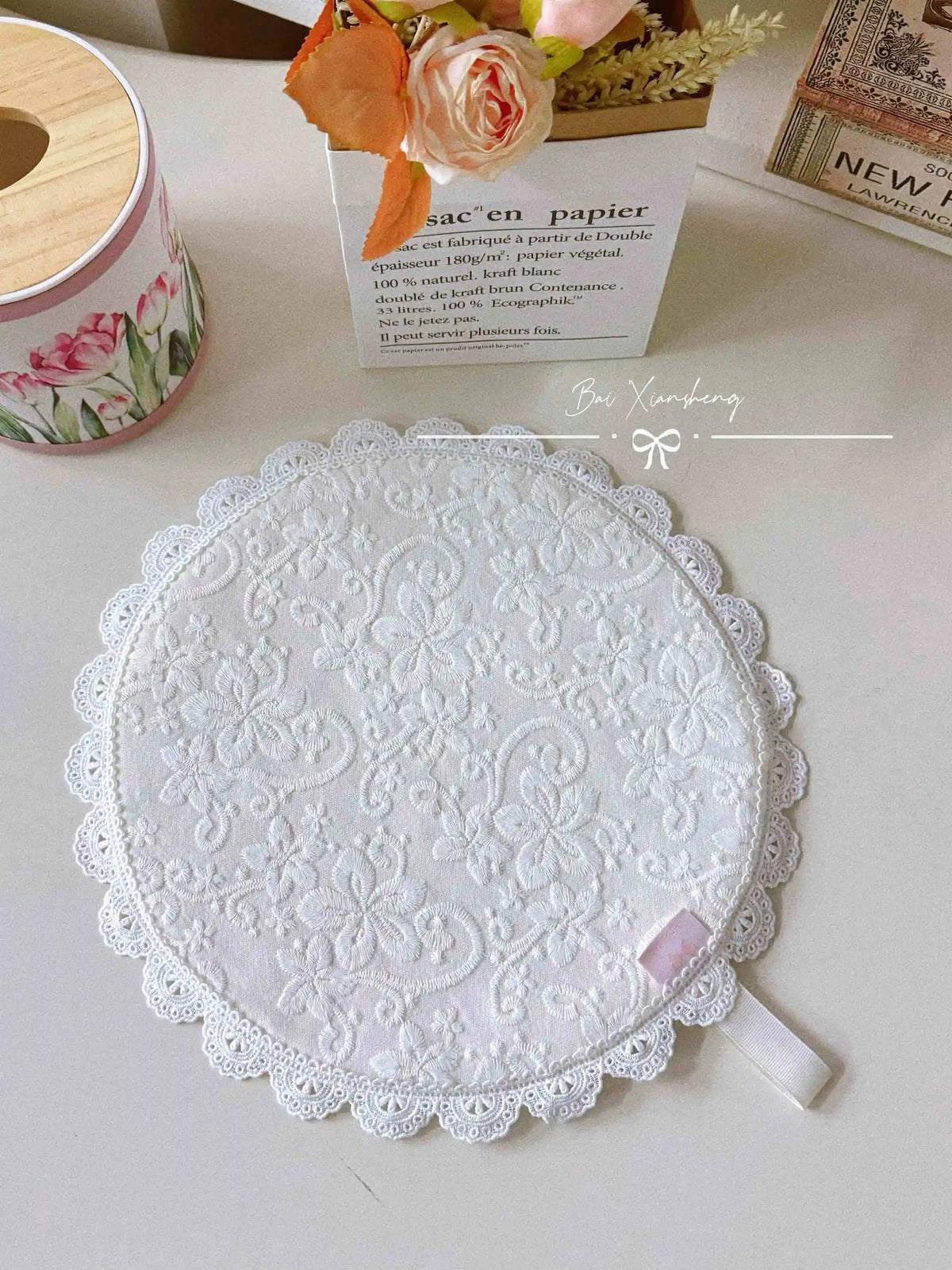 serviettes table dentelle rose clair blanc beige marron violet classiques opaques
